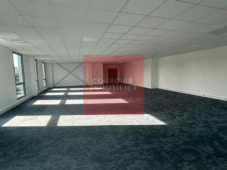 Commercial property in Plaisir, Yvelines - photo 2