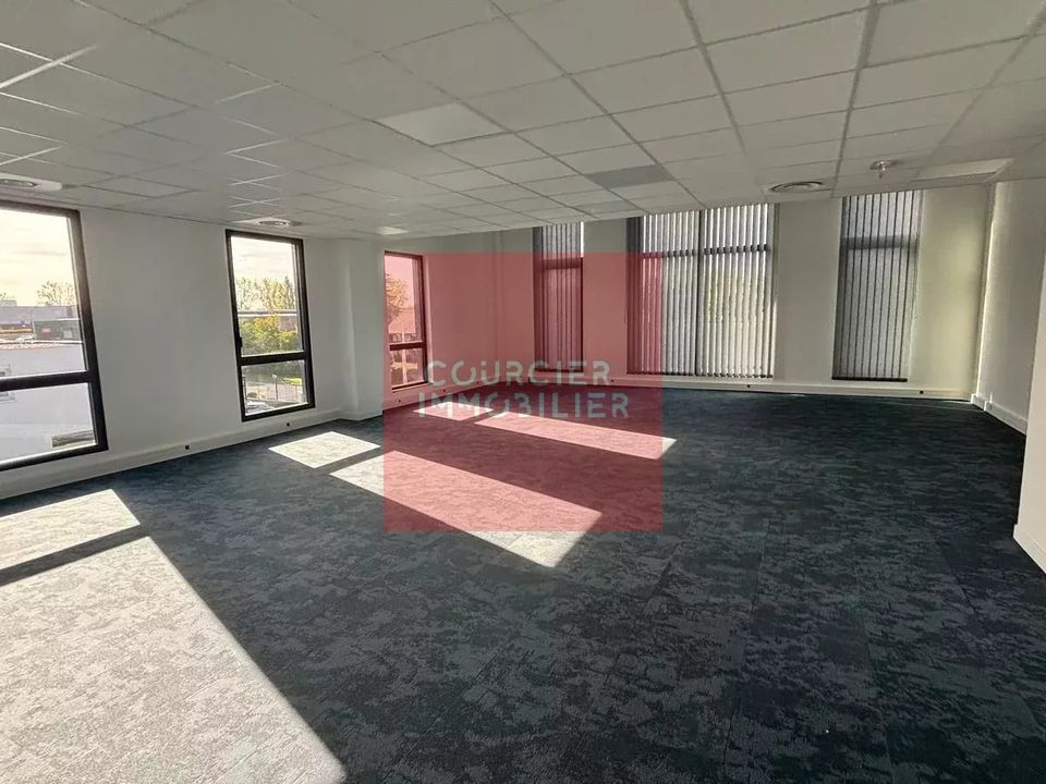 Commercial property in Plaisir, Yvelines - photo 5