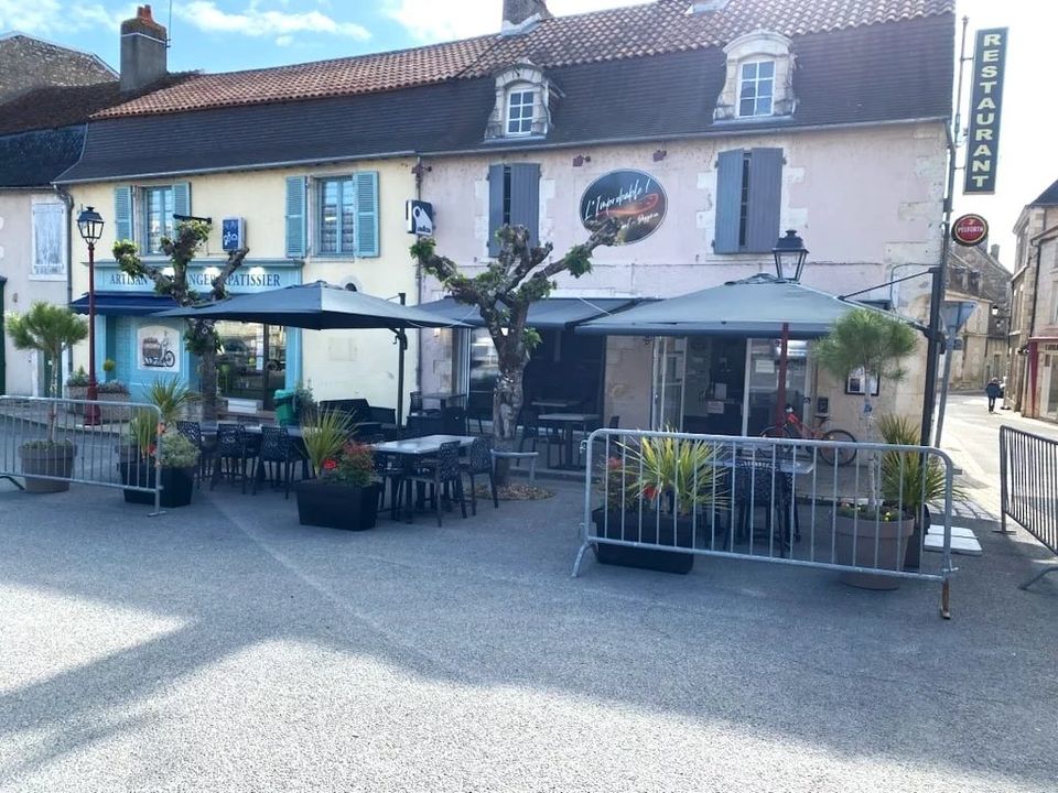 Erhvervsejendom i Saint-Savin, Vienne - foto 1