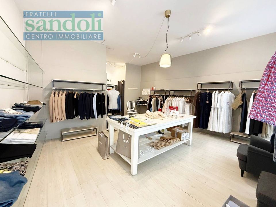 L'establiment comercial a Vercelli, Vercelli - foto 2