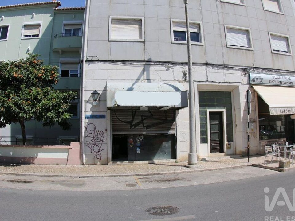 Commercial property in Almada, Setubal - photo 2