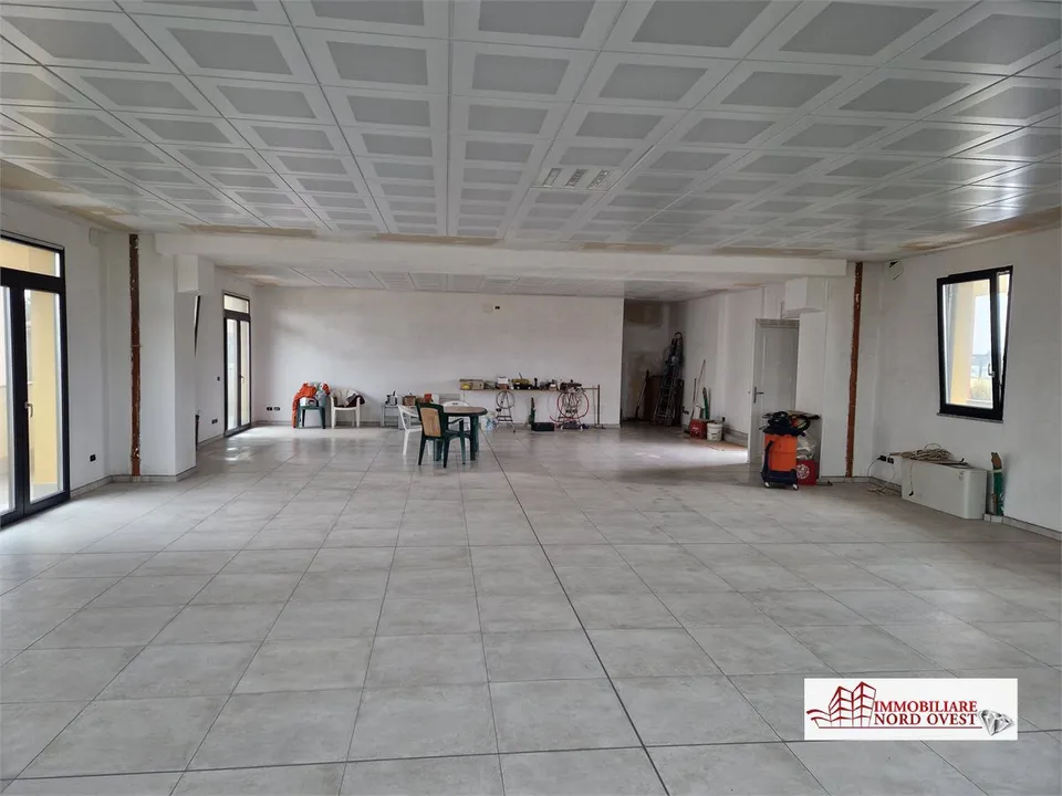 L'establiment comercial a Cornaredo, Milan - foto 4