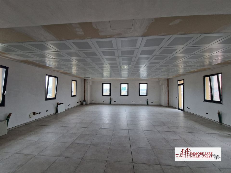 L'establiment comercial a Cornaredo, Milan - foto 5