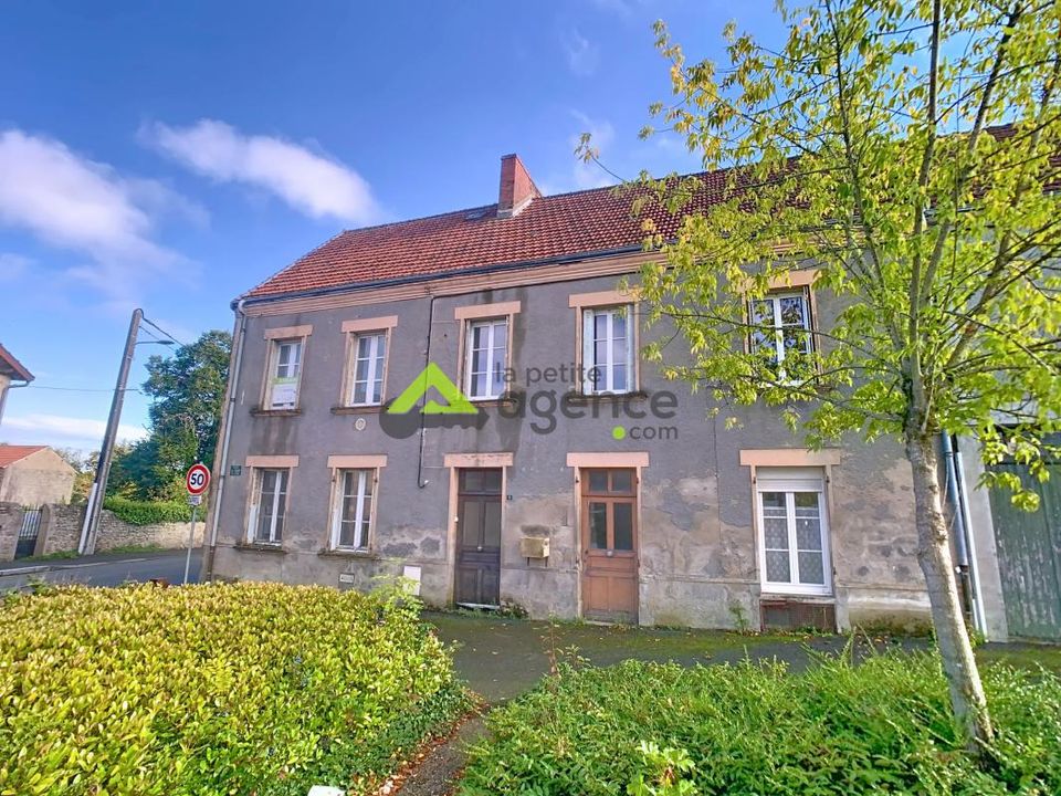 Town house in Chenerailles, Creuse - photo 1