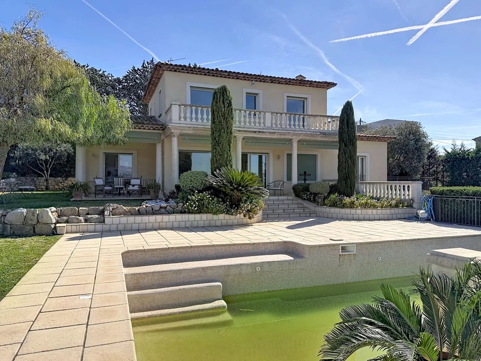Villa i Saint-Laurent-du-Var, Alpes-Maritimes - foto 1