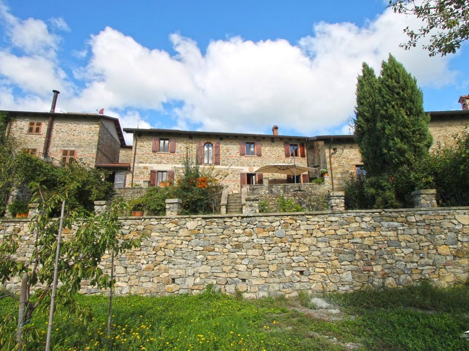 Erhvervsejendom i Casola in Lunigiana, Massa and Carrara - foto 1
