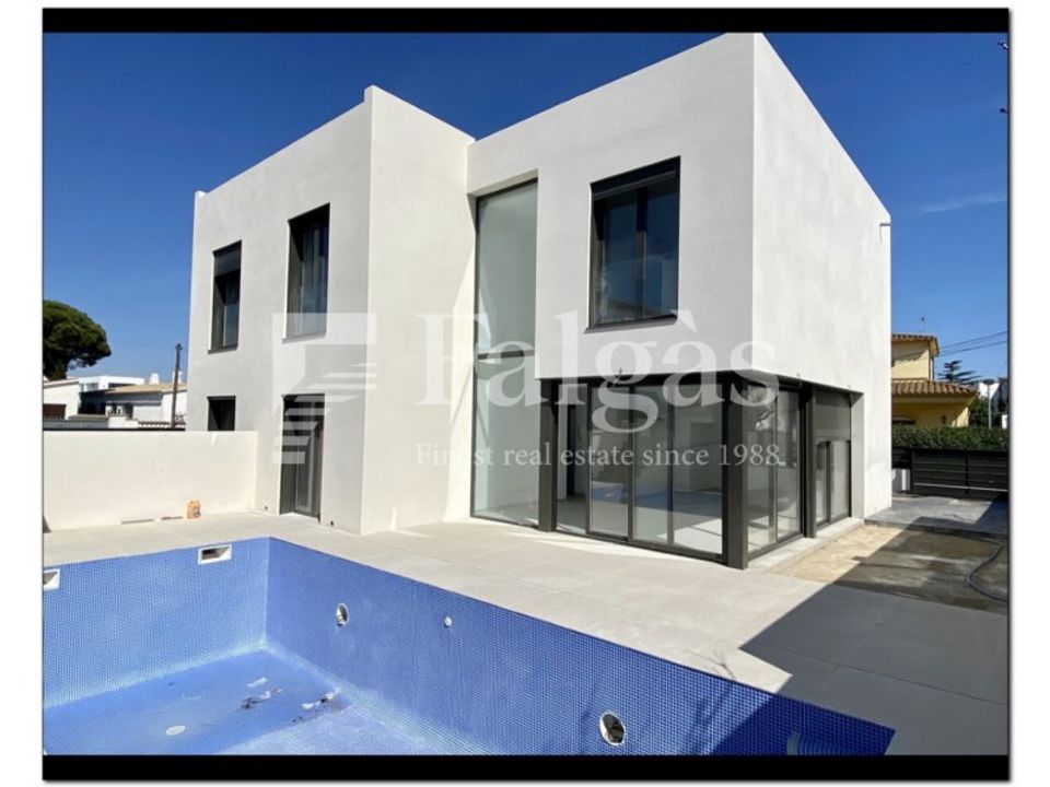 Villa en Requesens, Gerona - foto 1