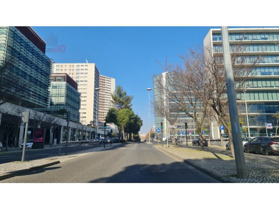 Erhvervsejendom i Moscavide-Parque das Nacoes, Lisbon - foto 1