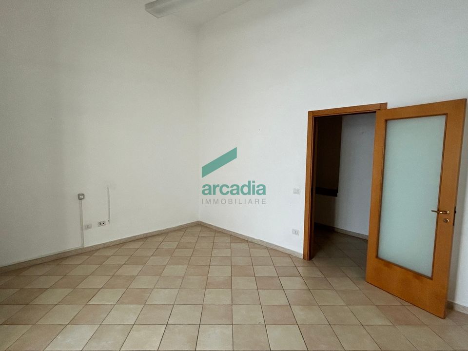 L'establiment comercial a Bitritto, Bari - foto 3