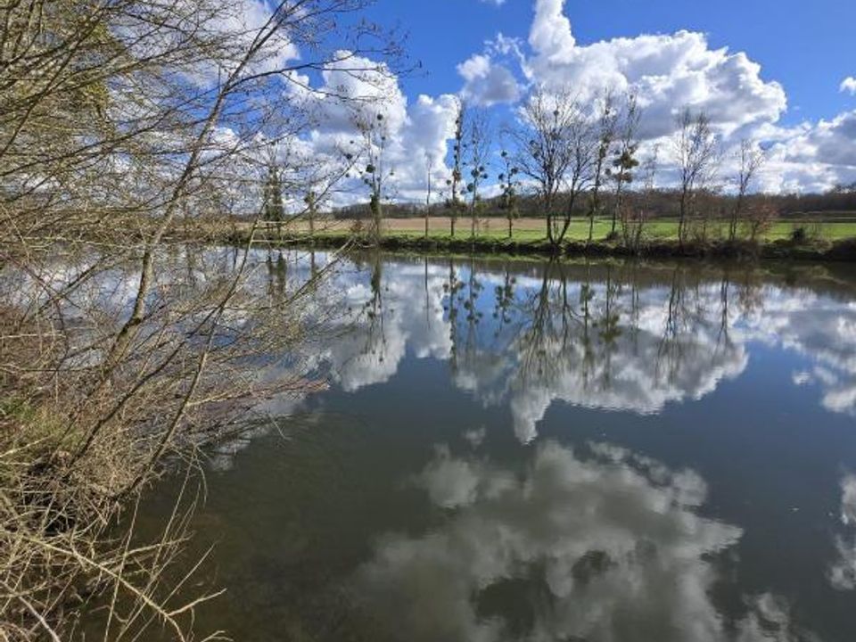 Helårsgrund i Fontgombault, Indre - foto 1