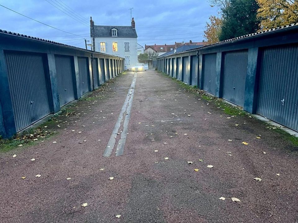 Parkeringsplass i Fourchambault, Nievre - bilde 1