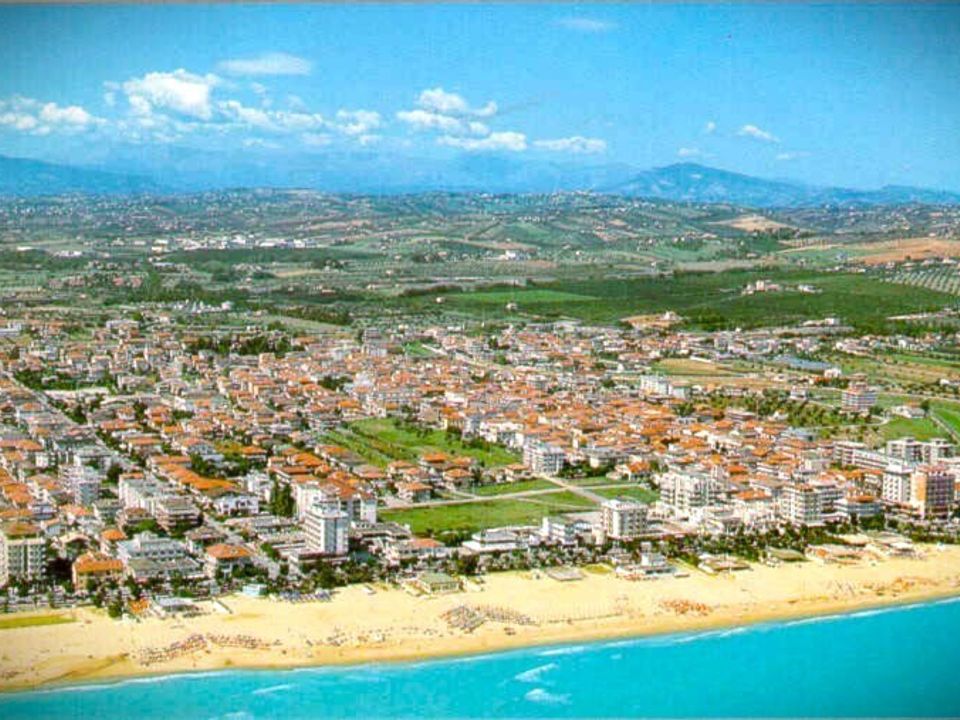 Erhvervsejendom i Alba Adriatica, Teramo - foto 1
