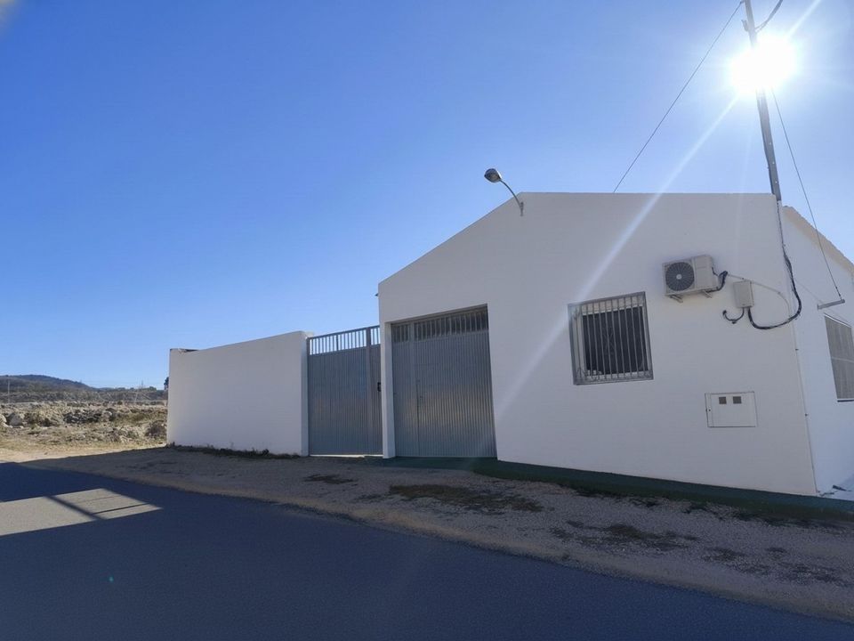 Erhvervsejendom i Sax, Alicante - foto 1