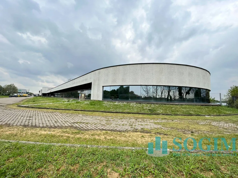L'establiment comercial a Cusago, Milan - foto 2