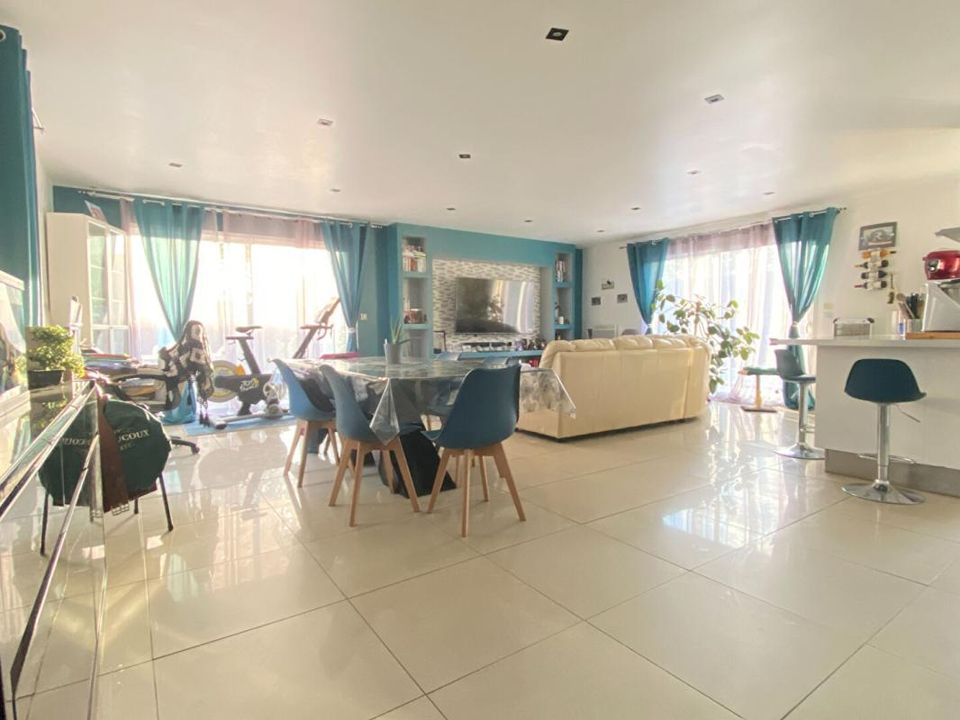 Villa in Saint-Quentin-de-Baron, Gironde - foto 1