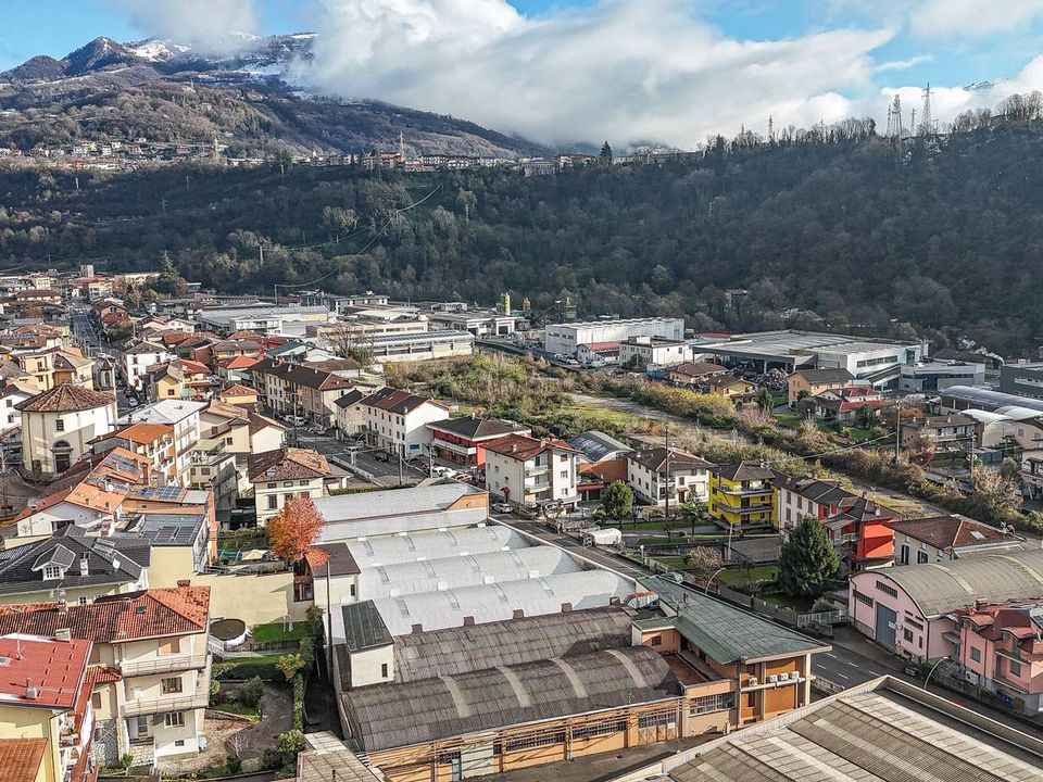 L'establiment comercial a Vertova, Bergamo - foto 1