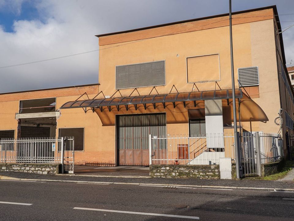L'establiment comercial a Vertova, Bergamo - foto 4