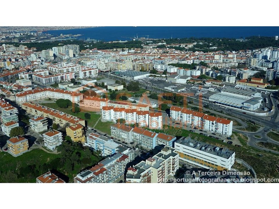 Erhvervsejendom i Laranjeiro, Setubal - foto 1