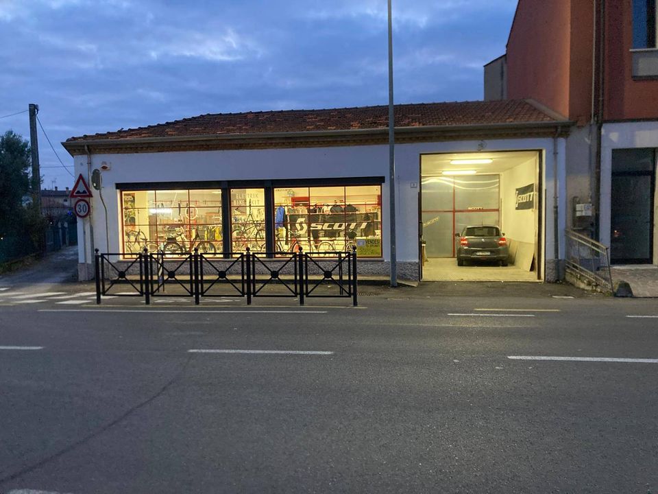 Erhvervsejendom i Mantua, Mantua - foto 1