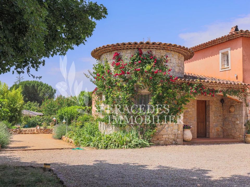 Villa i Saint-Cezaire-sur-Siagne, Alpes-Maritimes - foto 1