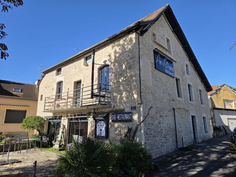 Commercial property in Villeneuve, Aveyron - photo 1