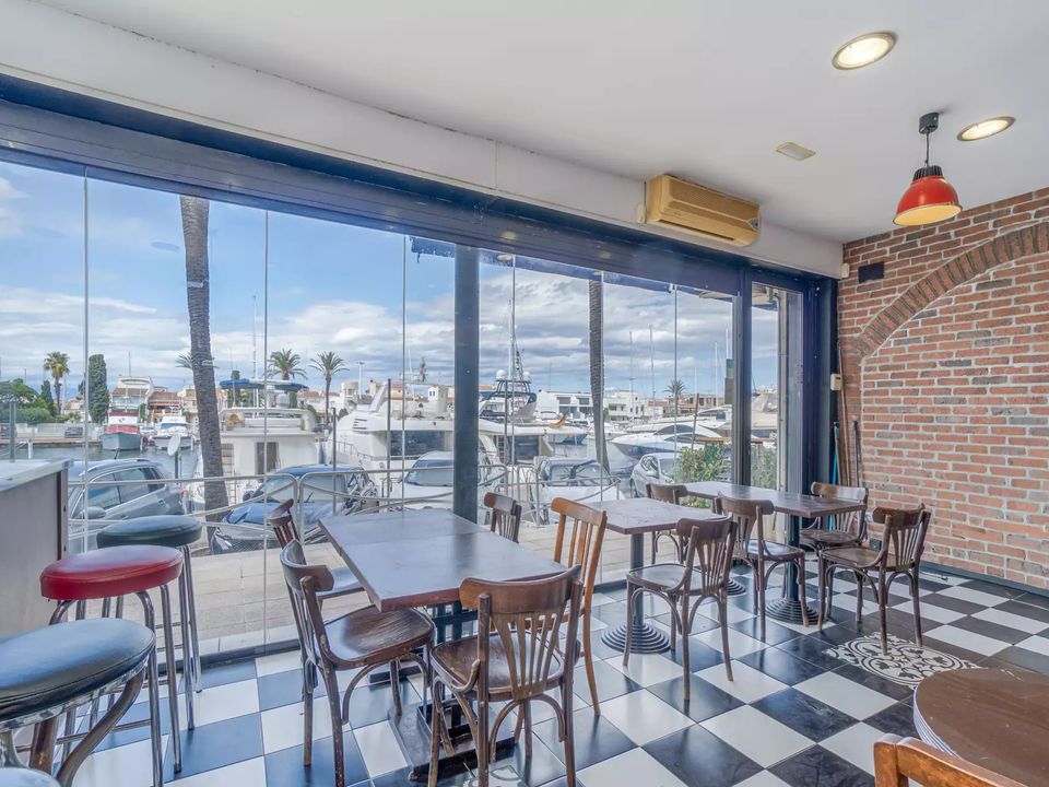Erhvervsejendom i Empuriabrava, Gerona - foto 1