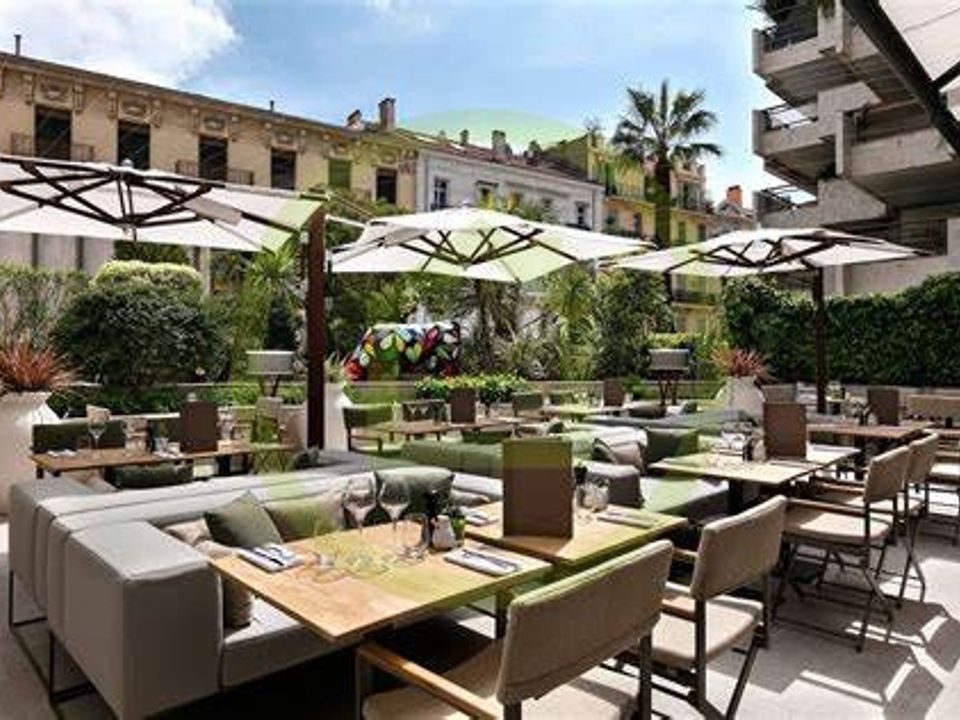 Erhvervsejendom i Mandelieu-la-Napoule, Alpes-Maritimes - foto 1