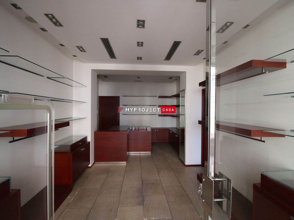 L'establiment comercial a Martina Franca, Taranto - foto 3