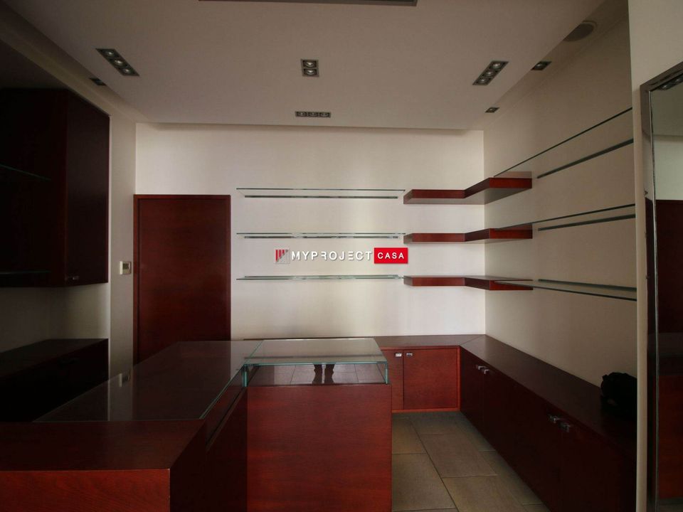 L'establiment comercial a Martina Franca, Taranto - foto 4
