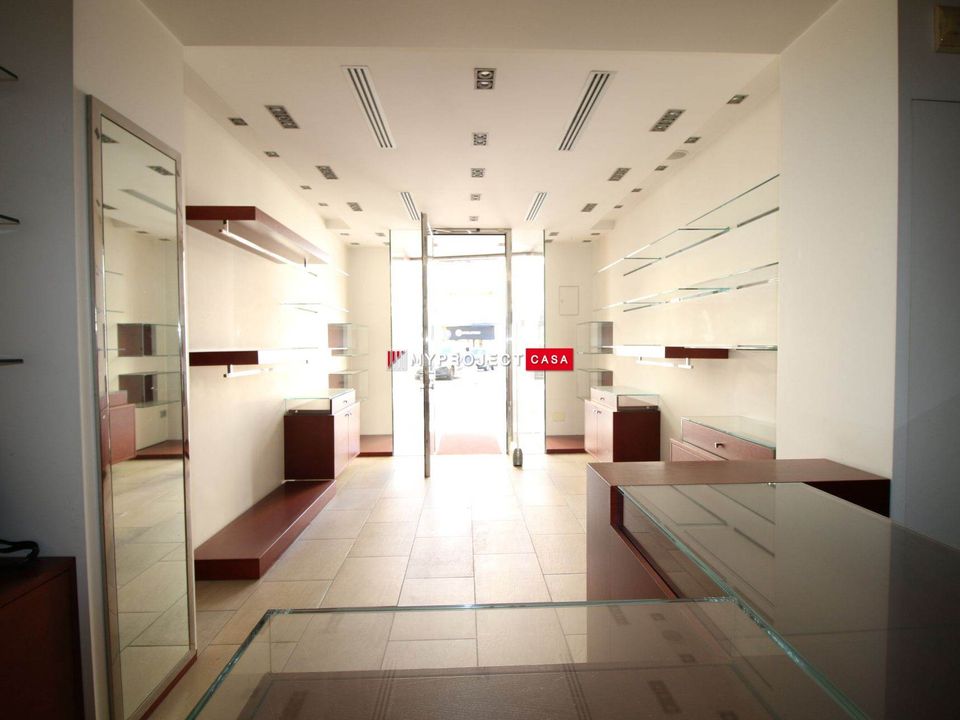 L'establiment comercial a Martina Franca, Taranto - foto 5