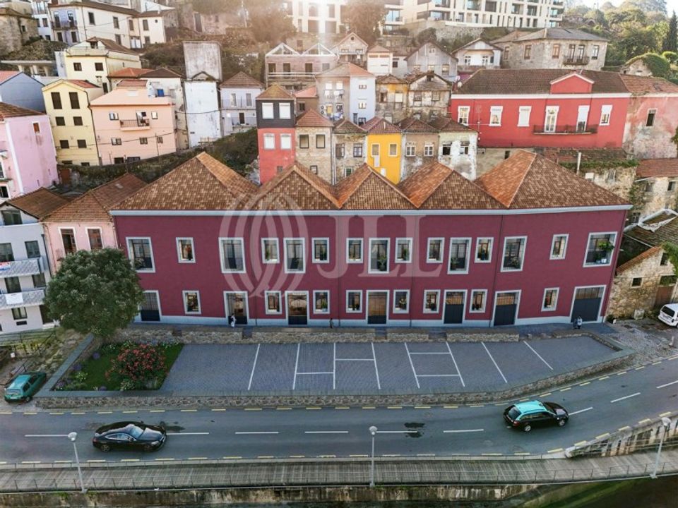 Erhvervsejendom i Santa Marinha do Zezere, Porto - foto 1
