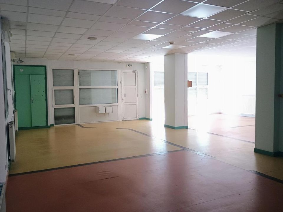 L'establiment comercial a Montréal-la-Cluse, Ain - foto 3