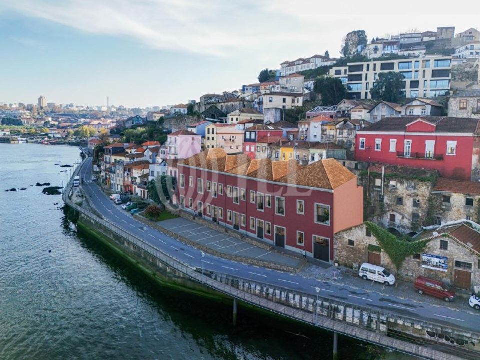 Erhvervsejendom i Santa Marinha do Zezere, Porto - foto 1
