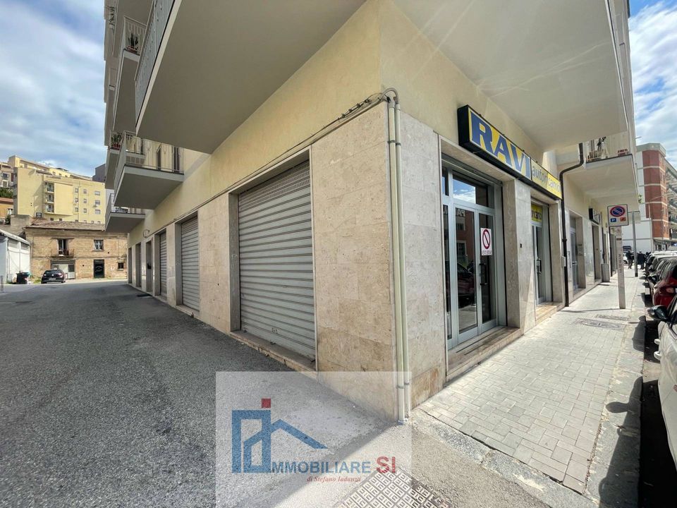 Erhvervsejendom i Benevento, Benevento - foto 1