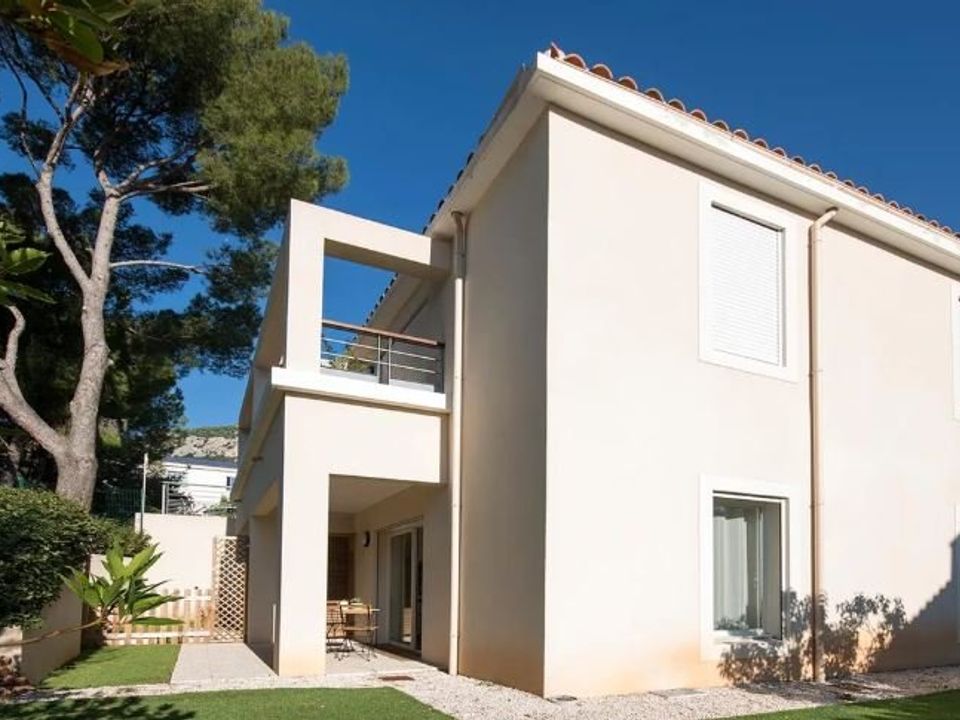 Erhvervsejendom i Le Revest-les-Eaux, Var - foto 1