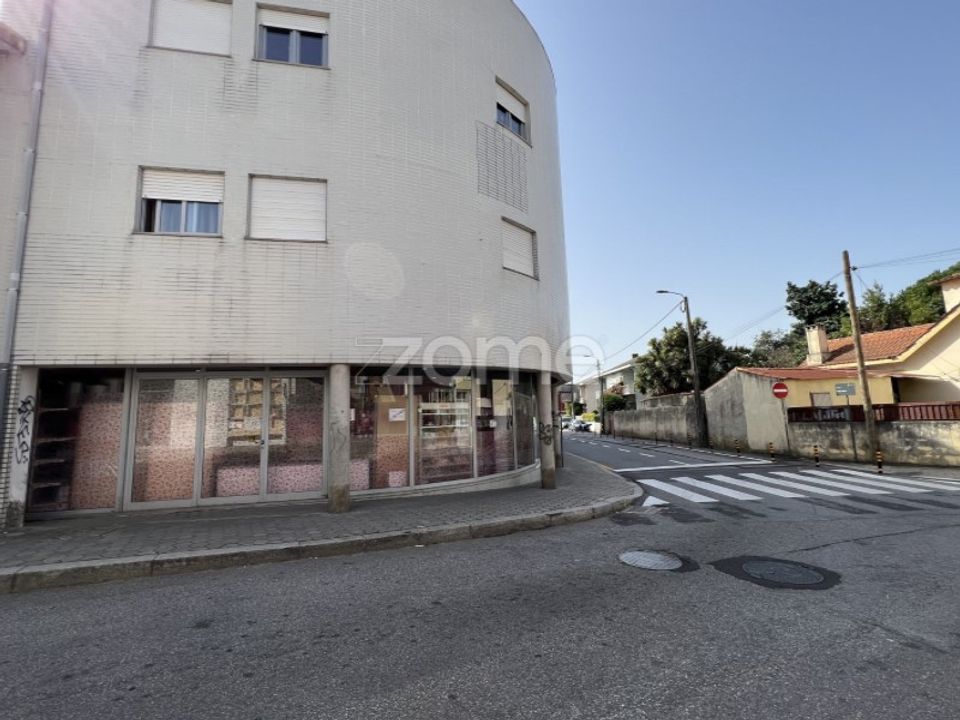 Erhvervsejendom i Valadares, Porto - foto 1