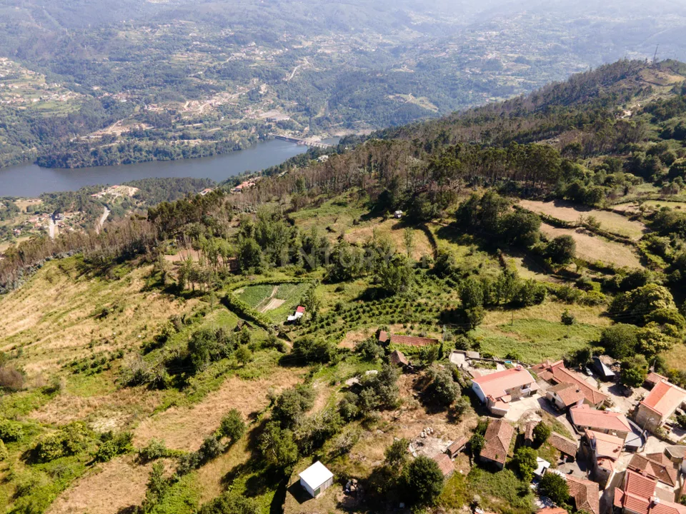 Helårsgrund i Penhalonga e Pacos de Gaiolo, Porto - foto 1