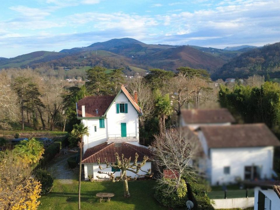 Villa i Cambo-les-Bains, Pyrenees-Atlantiques - bilde 1