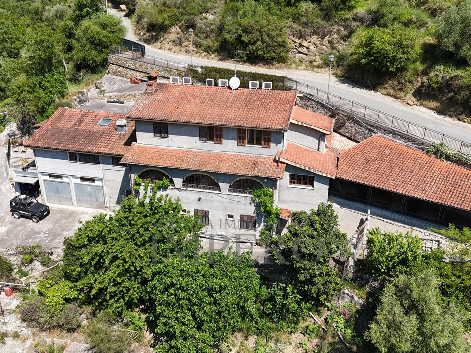 Erhvervsejendom i Apricale, Imperia - foto 1