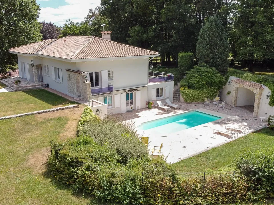 Erhvervsejendom i Barbezieux-Saint-Hilaire, Charente - foto 1