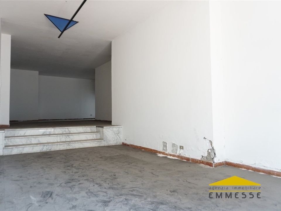 Erhvervsejendom i Carrara, Massa and Carrara - foto 3