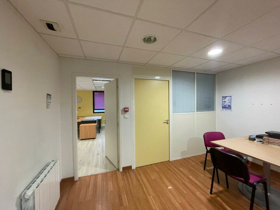 Commercial property in Lorient, Morbihan - photo 1