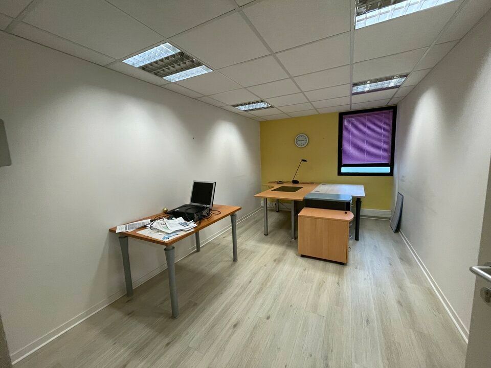 Commercial property in Lorient, Morbihan - photo 2