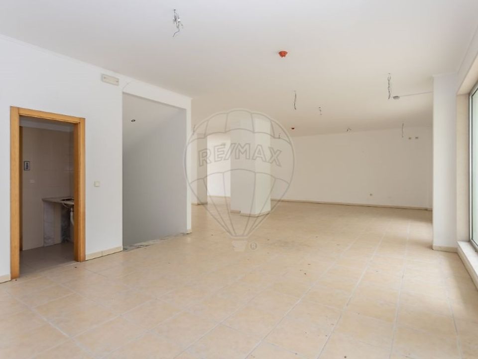 Erhvervsejendom i Camarate, Lisbon - foto 1