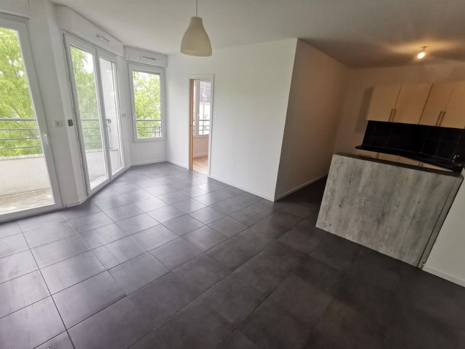 Apartment in Pontault-Combault, Seine-et-Marne - photo 2