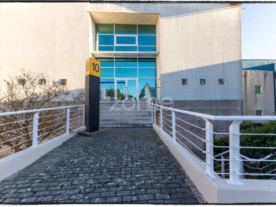 Commercial property in Rio de Mouro-Estacao, Lisbon - photo 1