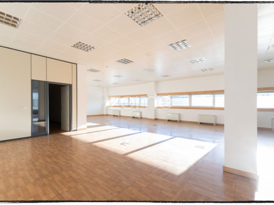 Commercial property in Rio de Mouro-Estacao, Lisbon - photo 2