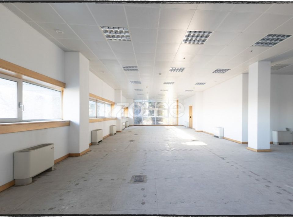 Commercial property in Rio de Mouro-Estacao, Lisbon - photo 1