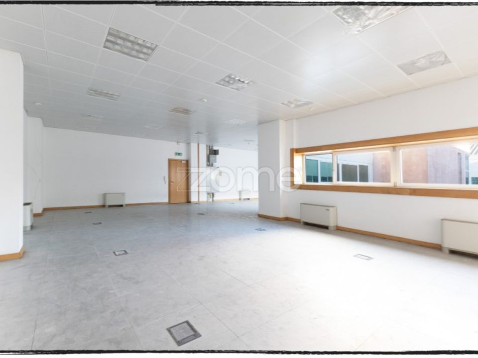 Commercial property in Rio de Mouro-Estacao, Lisbon - photo 1