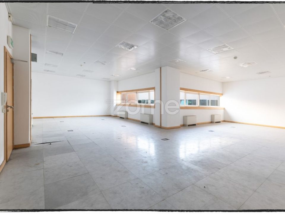 Commercial property in Rio de Mouro-Estacao, Lisbon - photo 2
